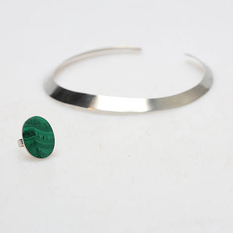 SMYCKEN. 1 halsring, 1 ring med malakit, silber, vikt ca 41 g.