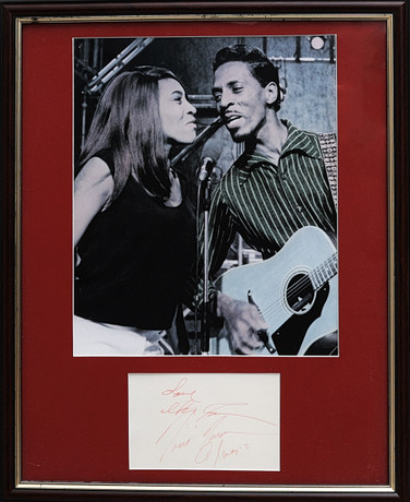 AUTOGRAFER. IKE TURNER (1931-2007) & TINA TURNER (1939-2023). AMERIKANSKT SÅNGARPAR. på auktion hos Crafoord Auktioner Lund