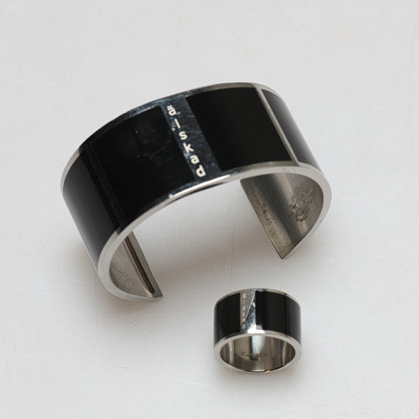 ARMBAND OCH RING. Stål, "Älskad", CSTHLM. på auktion hos Gomér & Andersson Jönköping