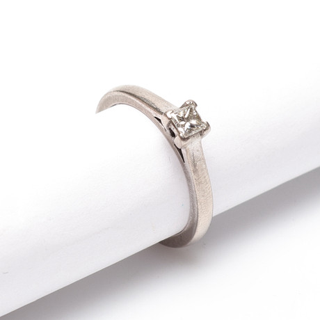 RING, 18K vitguld, med prinsesslipad diamant om 0.25ct WSI, enligt märkning. GHA, Totalvikt ca 5.2gram. på auktion hos Gomér & Andersson Linköping