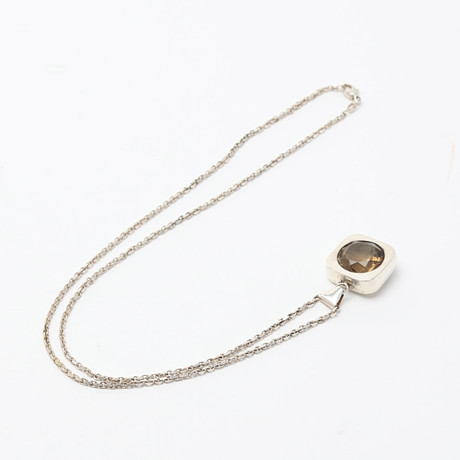 HÄNGE MED KEDJA, silver och rökkvarts, sterlingsilver, Finland. på auktion hos Uppsala Auktionskammare