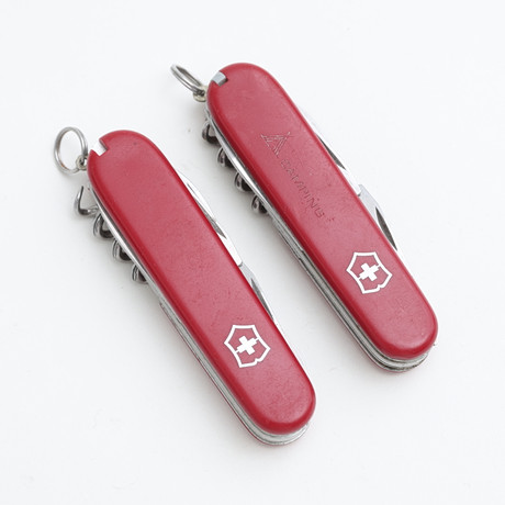 FÄLLKNIVAR, 2 st Victorinox. på auktion hos Auktionshuset Thelin & Johansson