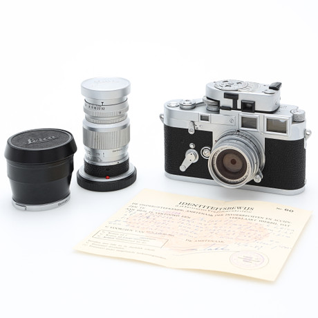 LEICA, Leica M3 "Double-Stroke", Leitz Elmar 5 cm f/2.8 Objektiv, Leitz Elmar 9cm f/4, med tillbehör samt originaltulldokument från 1957.