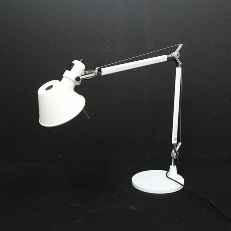 MICHELE DE LUCCHI & GIANCARLO FASSINA. Tolomeo, skrivbordslampa, för Artemide. på auktion hos Gomér & Andersson Linköping