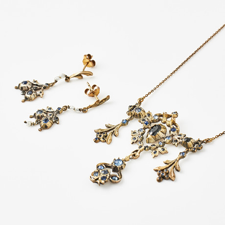ÖRHÄNGEN, 1 par, COLLIER, förgyllt silver varav kedja i 14 k guld, dekor med fasettslipade safirer i kistmonte på auktion hos Stockholms Auktionsverk Magasin 5