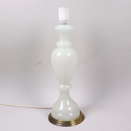BORDSLAMPA, Fratelli Ferro, Murano, opalinglas med bas i mässing, Italien, 1900-talets mitt. på auktion hos Markus Auktioner