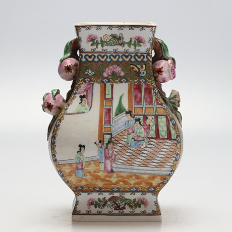 VAS, porslin, Famille Rose-motiv, Kina, 1900-tal. på auktion hos Gomér & Andersson Jönköping