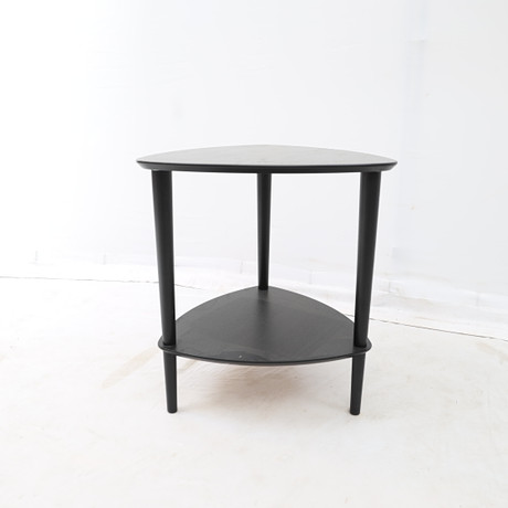 , BORD BIRGER. Sidobord, "Paus" 2000-tal, svartlackat trä, etikettmärkt. på auktion hos Falun Auktionsbyrå