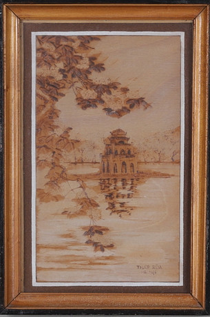 OKÄND KONSTNÄR, Pyrografi, Tháp Rùa ( sköldpaddstornet), Hanoi, Vietnam, 1900-talets andra hälft. på auktion hos Gomér & Andersson Norrköping