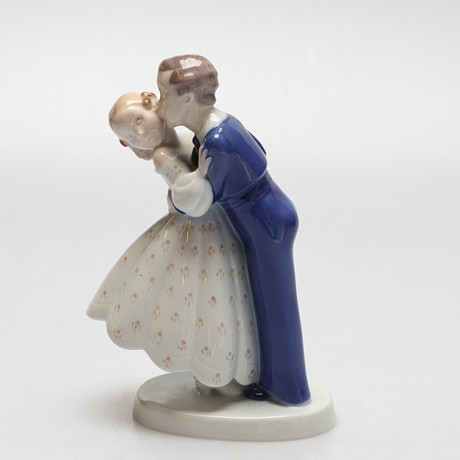 FIGURIN. Porslin, "Första kyssen, Bing & Grøndahl, Danmark. på auktion hos Gomér & Andersson Jönköping