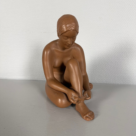 ADOLF PRISCHL. figurin, brunt lergods, "Sandalenbinderin", Goldscheider Wien. på auktion hos Skandia Auktion