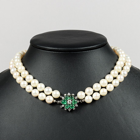 PÄRLCOLLIER, 2-radigt, odlade saltvattenspärlor, lås i 18k vitguld med cabochonslipade smaragder och briljanter.