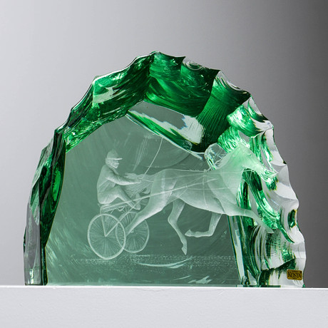 GLASBLOCK med graverat motiv av travhäst, Kosta. på auktion hos Formstad Auktioner