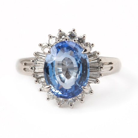 RING, platina med briljantslipade och trapetsslipade diamanter, totalt 0.50 ct, samt ovalslipad safir 3.67 ct. på auktion hos Stockholms Auktionsverk Göteborg