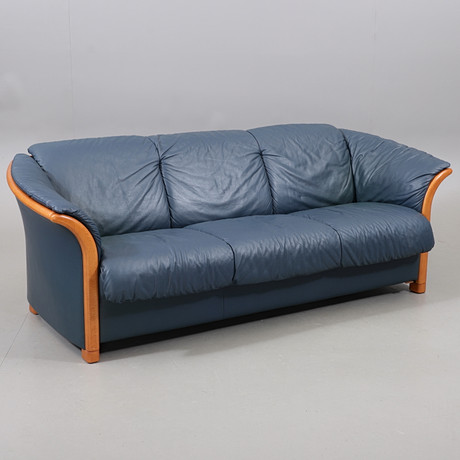 SOFFA, skinn, Ekornes. 1900/2000-tal. på auktion hos Växjö Auktionskammare