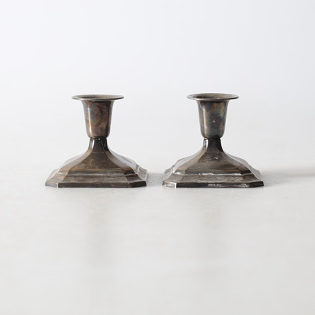 LJUSSTAKAR, 1 par, silver, 1900-tal. på auktion hos Gomér & Andersson Nyköping