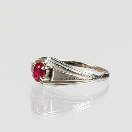 RING, 14k vitguld med oval facettslipad rubin.