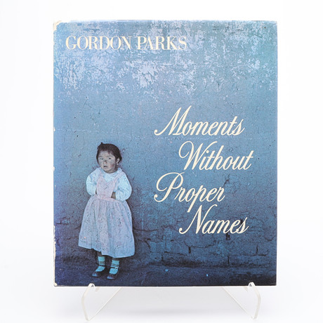 GORDON PARKS "MOMENTS WITHOUT PROPER NAMES" I FÖRSTA UPPLAGAN, 1975. på auktion hos Crafoord Auktioner Lund