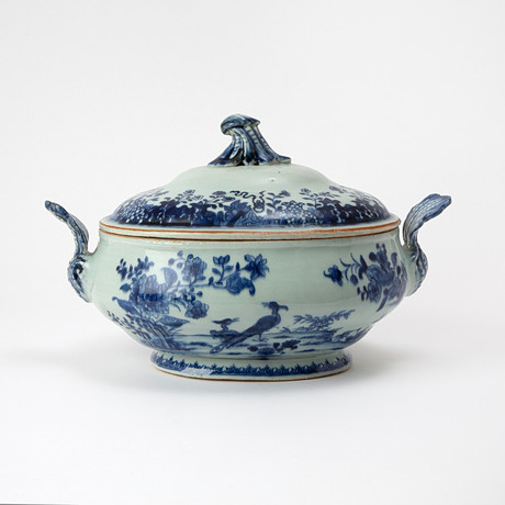 TERRIN, porslin Kina, Qianlong (1736-1795). på auktion hos Stockholms Auktionsverk Göteborg