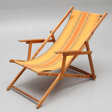 SOLSTOL, trä samt textil, 1900-talets mitt. på auktion hos Auktionsmagasinet Vänersborg