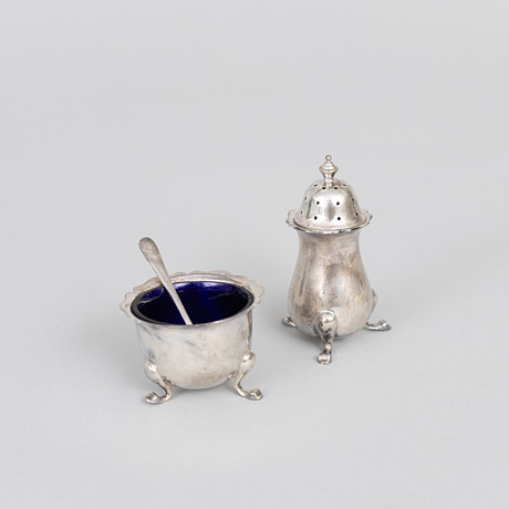 SALTSTÖARE OCH SALTKAR, 3 delar, nysilver och glas, England. på auktion hos Garpenhus Auktioner