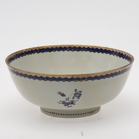 BÅLSKÅL. Porslin, Kina, europeiserande dekor av blomster, 1800-tal. på auktion hos Örebro Stadsauktioner