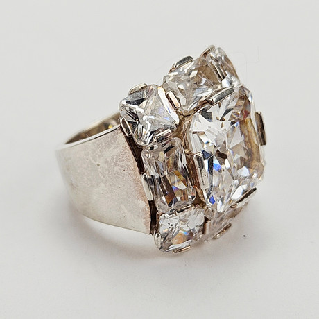 RING, silver, med slipade syntetiska stenar.
