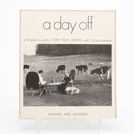TONY RAY-JONES "A DAY OFF" I FÖRSTA UPPLAGAN, 1974. på auktion hos Crafoord Auktioner Lund