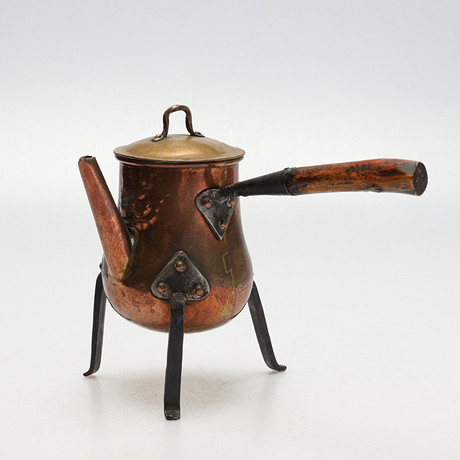 KAFFEKANNA. Koppar med träskaft, 1800-tal. på auktion hos Gomér & Andersson Jönköping