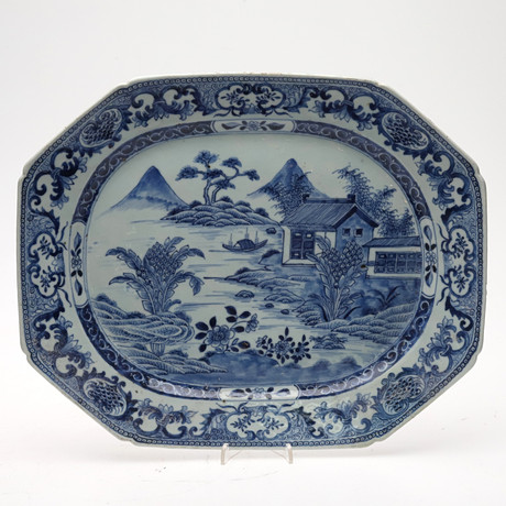 STEKFAT/UPPLÄGGNINGSFAT, Kina, Qingdynastin, Qianlong (1736-1795). på auktion hos Örebro Stadsauktioner