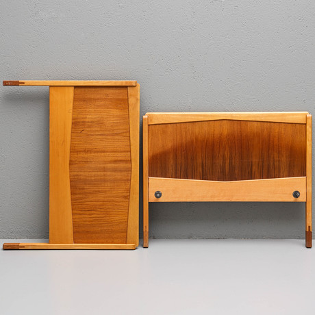 SÄNGGAVLAR, ett par, alm & teak, 1950/60-tal. på auktion hos Auktionsmagasinet Vänersborg
