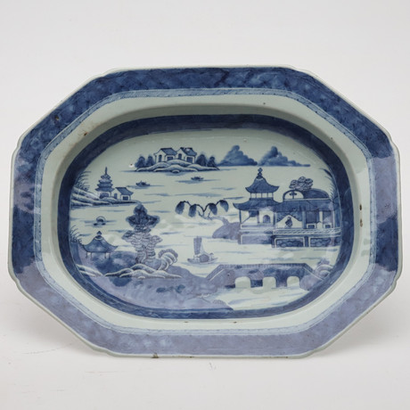 TERINFAT. Porslin, dekor av flodlandskap i underglasyrblå, Kina, omkring sekelskiftet 17/1800. på auktion hos Örebro Stadsauktioner