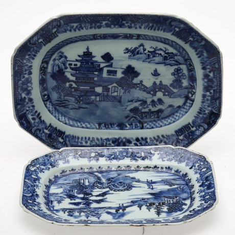STEKFAT/UPPLÄGGNINGSFAT, 2 st. Kina, 1700-talet. på auktion hos Örebro Stadsauktioner