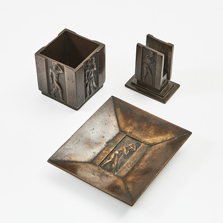 RÖKBORDSSET, patinerat brons, GAB 1920/30-tal. Dekor i relief. på auktion hos Stockholms Auktionsverk Magasin 5