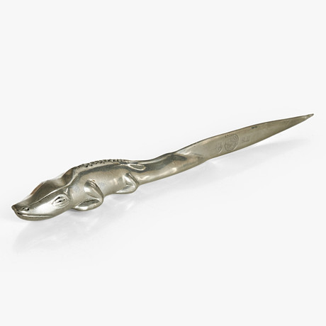 BJÖRN TRÄGÅRDH (1908–1998). Brevkniv, i form av krokodil, tenn, Firma Svenskt Tenn, Stockholm. på auktion hos Crafoord Auktioner Stockholm