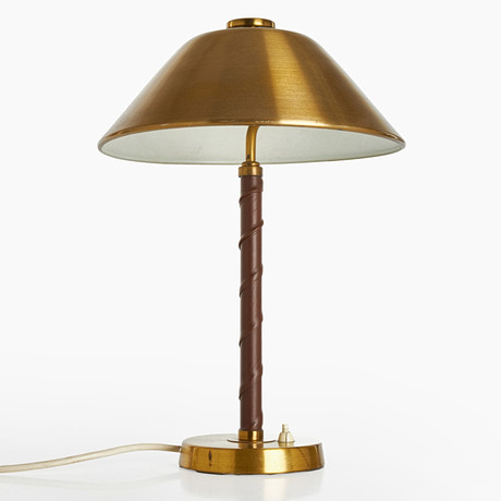EINAR BÄCKSTRÖM. Bordslampa, mässing och läder, modell 5014, stämpelmärkt EB. 1940-tal. på auktion hos Crafoord Auktioner Stockholm