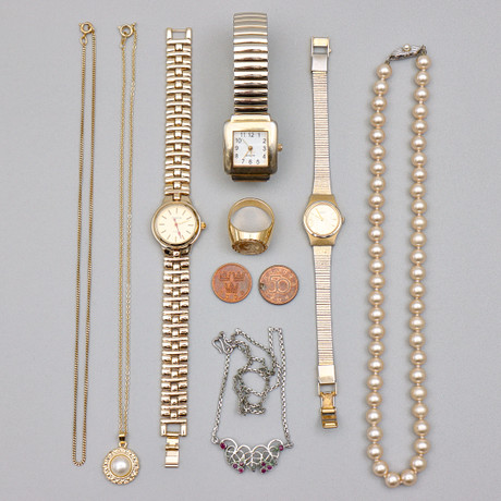 SKRIN MED BIJOUTERIER, ARMBANDSUR, RING, HALSBAND SAMT COLLIER.