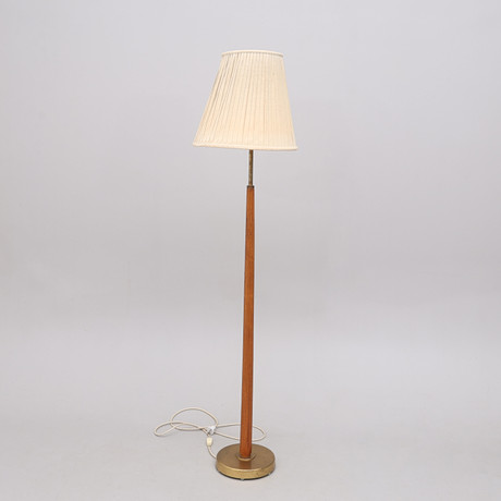 HANS BERGSTRÖM 1910-1996. GOLVLAMPA MODELL 522 FÖR ATELJÉ LYKTAN, FÖR FYRA LJUSPUNKTER, 1940-50-TAL. på auktion hos Crafoord Auktioner Lund