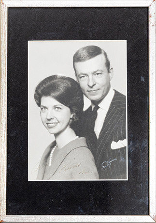 KUNGLIGT FOTOGRAFI, Prinsessan Desirée och Niclas Silfverschöld, egenhändigt signerad, daterad 1963.