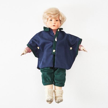 KÄTHE KRUSE POJKDOCKA, sannolikt "German Child VIII", omkring 1930/40-tal, rörligt huvud, blåa ögon, målade an på auktion hos Stockholms Auktionsverk Magasin 5