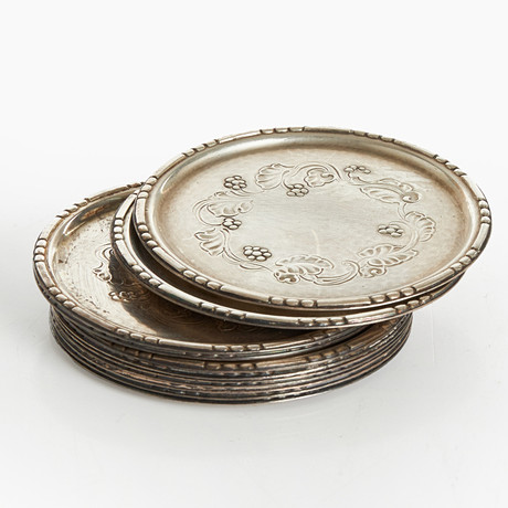 GEORG JENSEN. Coasters, 11 st, sterlingsilver, modell '51'. Danmark. Art Deco. Dekor av stiliserad ranka. på auktion hos Crafoord Auktioner Stockholm
