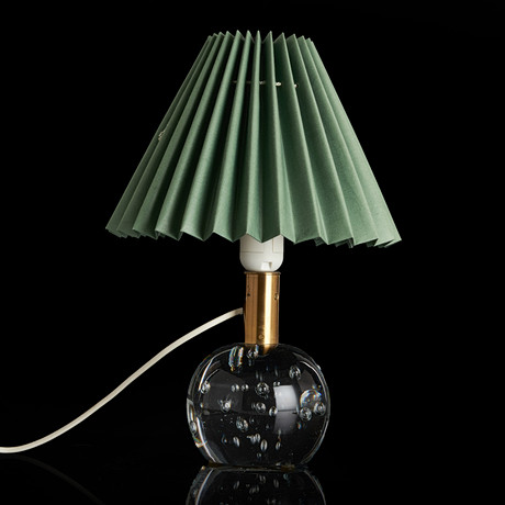 JOSEF FRANK. Bordslampa, modell '1819', Reijmyre glasbruk för Firma Svenskt Tenn. på auktion hos Crafoord Auktioner Stockholm