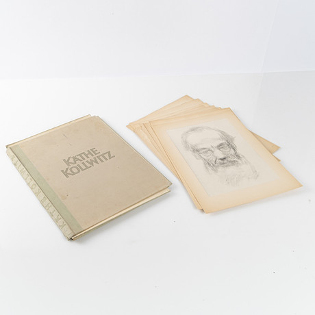 KÄTHE KOLLWITZ. Mapp med 9 grafiska blad, signerade i trycket, Gebr. Mann Verlag Berlin 1948. på auktion hos Stockholms Auktionsverk Helsingborg