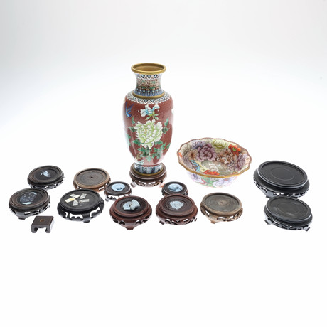 KINESISK CLOISONNÉ-VAS, SKÅL OCH 11 STÄLL. (15).
