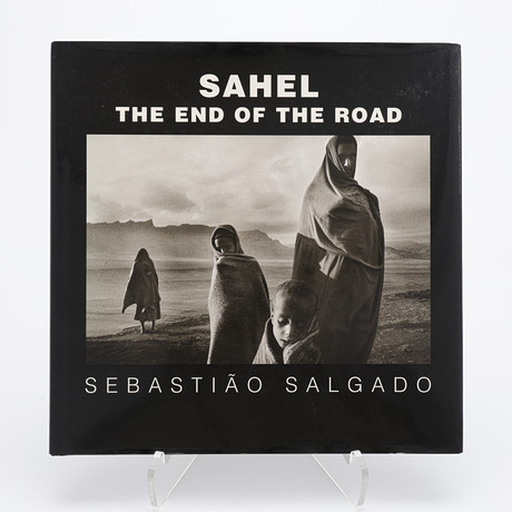 SEBASTIÃO SALGADOS "SAHAL: THE END OF THE ROAD", 2004. på auktion hos Crafoord Auktioner Lund