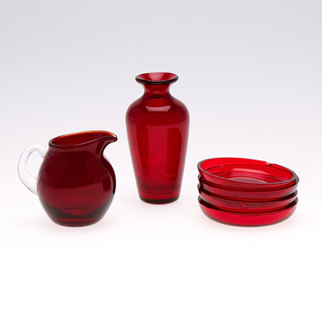 MONICA BRATT. Glas, 6 delar, "Rosmarie", Rejmyre, 1950-tal, 1 kanna, 4 askfat, 1 vas. på auktion hos Auktionsbyrån Varberg