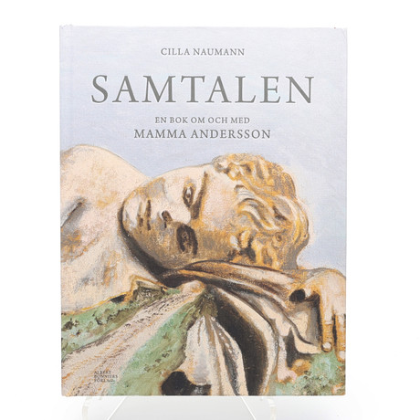KARIN MAMMA ANDERSSON, SVENSK KONSTNÄR F. 1962. CILLAS NAUMANNS BOK OM OCH MED MAMMA ANDERSSON MED EN OMFÅNGSR på auktion hos Crafoord Auktioner Lund