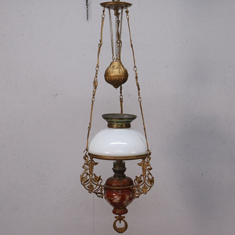 HÄNGFOTOGENLAMPA, majolika, tidigt 1900-tal. på auktion hos Markus Auktioner