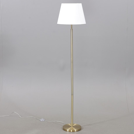 GOLVLAMPA, metall, Mio. på auktion hos Växjö Auktionskammare