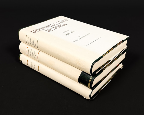 STEN KRISTIANSSON. BÖCKER, "Uddevalla stads historia I-III", Uddevalla 1956, Barneviks Tryckeri. på auktion hos Auktionshuset STO Bohuslän